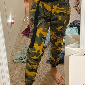 Camo pants with pockets and belt